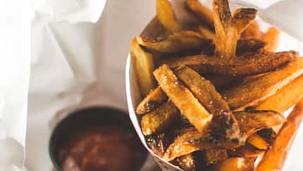 Pommes aus der Fritteuse enthalten fast nur Fett und schnelle Kohlenhydrate