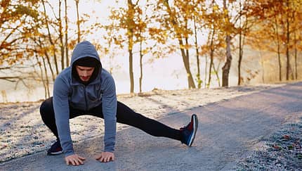 baranq_outdoor_sportarten_herbst_tophighlight_mann_streching