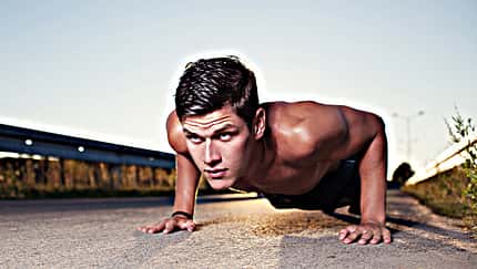 In unserem detaillierten 4-Wochen-Trainingsplan zum Download zeigen wir Ihnen, wie Sie in nur 3 Stunden pro Woche den gesamten Körper effektiver trainieren als je zuvor