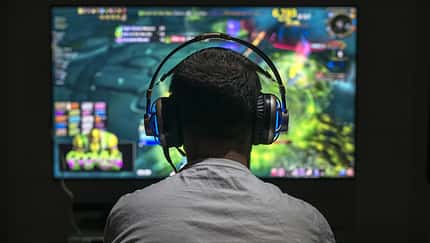 Gamer vor buntem Bildschirm