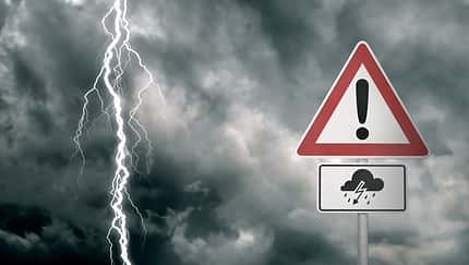 Autofahren bei Gewitter kann blitzschnell zu einer gefährlichen Angelegenheit werden