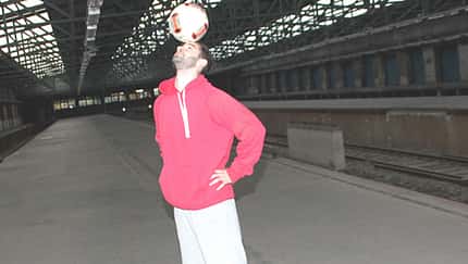 Fußball-Freestyle-Tricks lernen im Video: Head Stall Fußball-Freestyle-Tricks lernen im Video: Head Stall