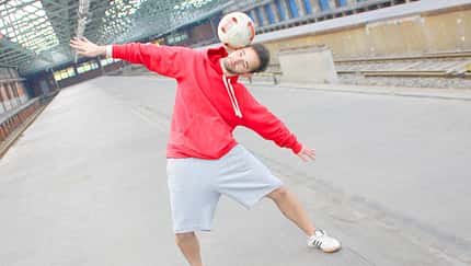 Fußball-Freestyle-Tricks lernen im Video: Side Stall