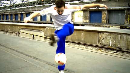 Fußball-Freestyle-Tricks lernen im Video: Crossover