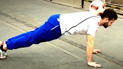 Fußball-Freestyle-Tricks lernen im Video: Liegestütz mit Ball im Nacken