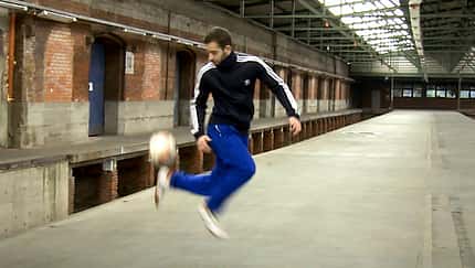 Fußball-Freestyle-Tricks lernen im Video: Okacha Trick