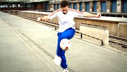 Fußball-Freestyle-Tricks lernen im Video: Hop the World Fußball-Freestyle-Tricks lernen im Video: Hop the World