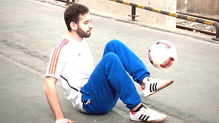 Fußball-Freestyle-Tricks lernen im Video: Im Sitzen hochhalten