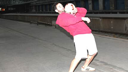 Fußball-Freestyle-Tricks lernen im Video: Ball auf der Brust halten