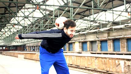 Fußball-Freestyle-Tricks lernen im Video: Neck Stall