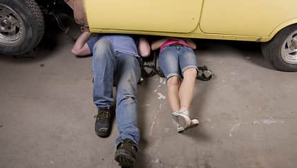Mit unserem TÜV-Selbstcheck können Sie selbst Hand ans Auto legen