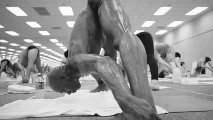 Bikram Yoga zählt mit weltweit über 700 Studios zu den beliebtesten Yoga-Formen
