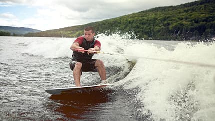 Beim Wakeboarden steht der Fahrer seitlich zur Fahrtrichtung auf dem Brett