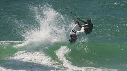 Auf dem Kite entlang der Ostseeküste