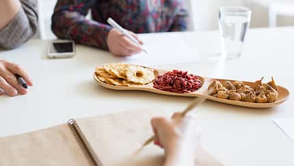Ein Meeting mit gesunden Snacks verspricht produktiv zu werden