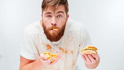 Drücken Sie den Rest-Button nach einem Fast Food-Gelage