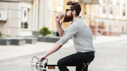 Kaffee ist für viele ein ständiger Wegbegleiter Kaffee ist für viele ein ständiger Wegbegleiter