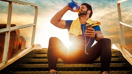 Wasser trinken allein verbrennt extra Kalorien – schon gewusst?