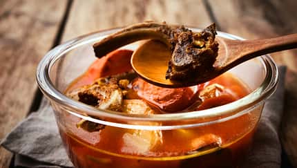 Knochenbrühe muss einige Stunden köcheln und schmeckt sehr intensiv