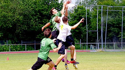 Ultimate-Frisbee auf dem Spielfeld Ultimate-Frisbee auf dem Spielfeld
