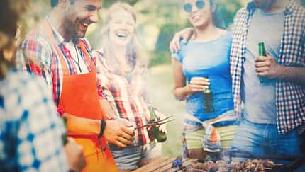 Ob Smoker, Holzkohle-, Elektro- oder Gasgrill: schmecken tut das Grillgut von jedem Grill