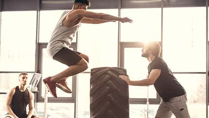 Beim Crossfit-Training können Sie sich richtig auspowern, trainieren mit Kumpels und gegen die Zeit