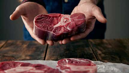 Umgang mit rohem Fleisch