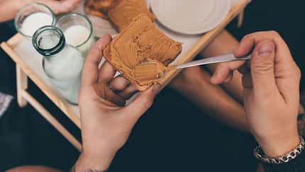 Erdnussbutter kannst du gerne öfter essen – sie ist gesund