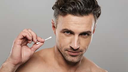 Mit Q-Tips sollte man nur die Ohrmuschel, nicht das Innenohr reinigen