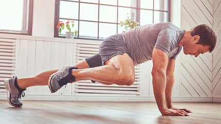 Fitness-Studio geschlossen? Mit etwas Fantasie wird jede Wohnung zum exklusiven Workout-Tempel, auch ohne Hanteln