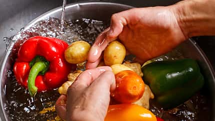 Du solltest Obst und Gemüse immer vor dem Verzehr abwaschen