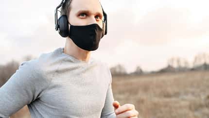 An das Joggen mit Maske muss man sich erst gewöhnen