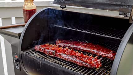 So gelingen die Spareribs im Smoker