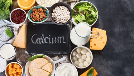 Calcium steckt vor allem in Milch und Milchprodukten, doch auch in einigen Gemüse- und Obstsorten