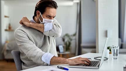 Nur weil du husten musst, heißt das nicht automatisch, dass du mit Coronaviren infiziert bist. Könnte auch eine Influenza oder Erklältung dahinter stecken