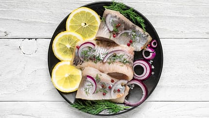 100 Gramm Hering enthalten 25 Mikrogramm Vitamin D