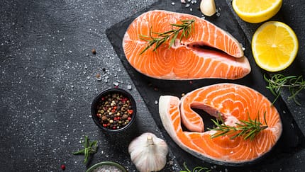 100 Gramm Lachs enthalten 24 Mikrogramm Vitamin D