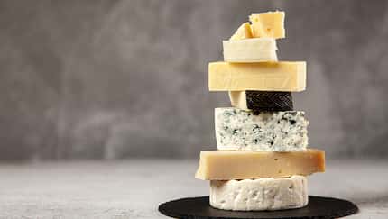 100 Gramm Käse (z.B. Camembert, Gouda oder Emmentaler) liefern um die 0,5 Mikrogramm Vitamin D