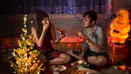 Ob Weihnachtsgans oder Pizza mit extra Käse: Diese 4 Tipps helfen gegen das Völlegefühl 