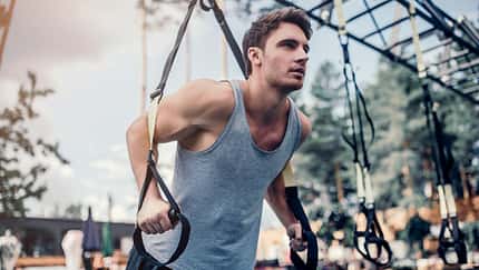 Mann beim Training im Outdoorgym
