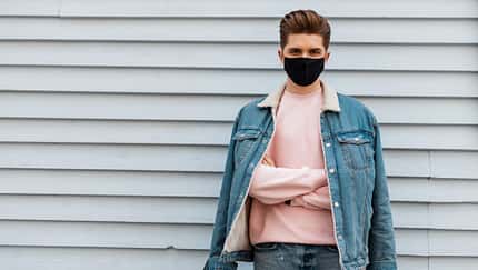 Mann mit Maske
