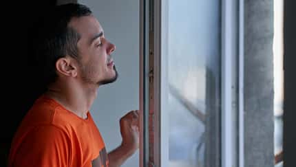 Wer nicht regelmäßig lüftet, dem droht Schimmel in der Wohnung