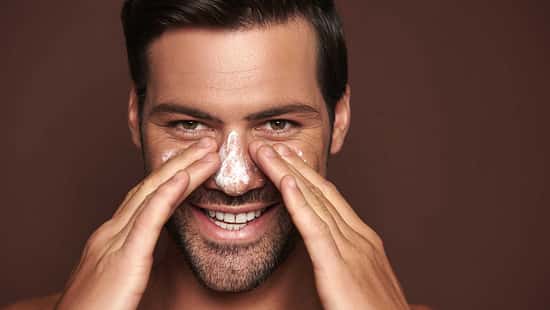 Mitesser entfernen / YakobchukOlena / Getty Images