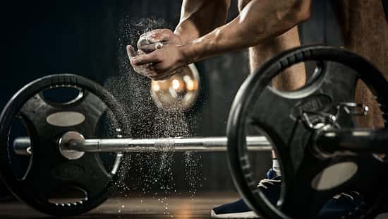 Wer mit der Langhantel trainiert, sollte bestimmte Fehler vermeiden