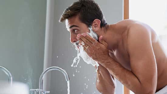 Die besten After Shave-Produkte für Männer / Frühjahr 2024 / PeopleImage / Getty Images