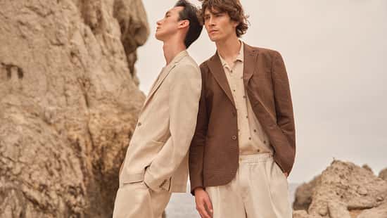 Zwei männliche Models in der bugatti Kollektion Frühjahr/Sommer 2026