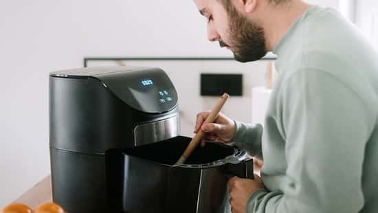 Ein Mann kocht im Airfryer