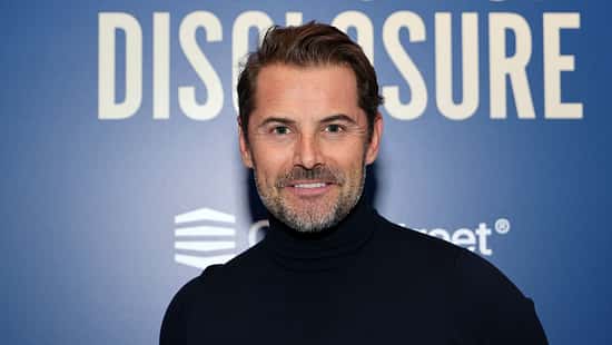 Daniel Macpherson lächelt in die Kamera, New York Premiere von "The Age of Disclosure"
