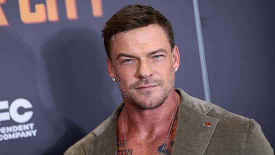 Alan Ritchson schaut in die Kamera auf der New York-Premiere von "Motor City"