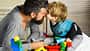 Vater und Sohn spielen mit Bauklötzen